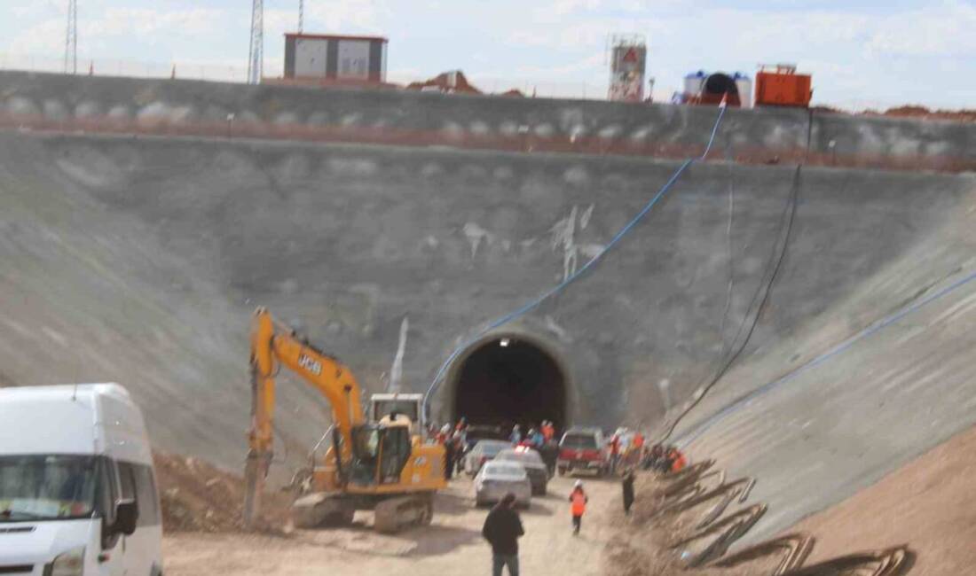 Kayseri’nin Kocasinan ilçesinde hızlı tren şantiyesinde meydana gelen kaya düşmesi