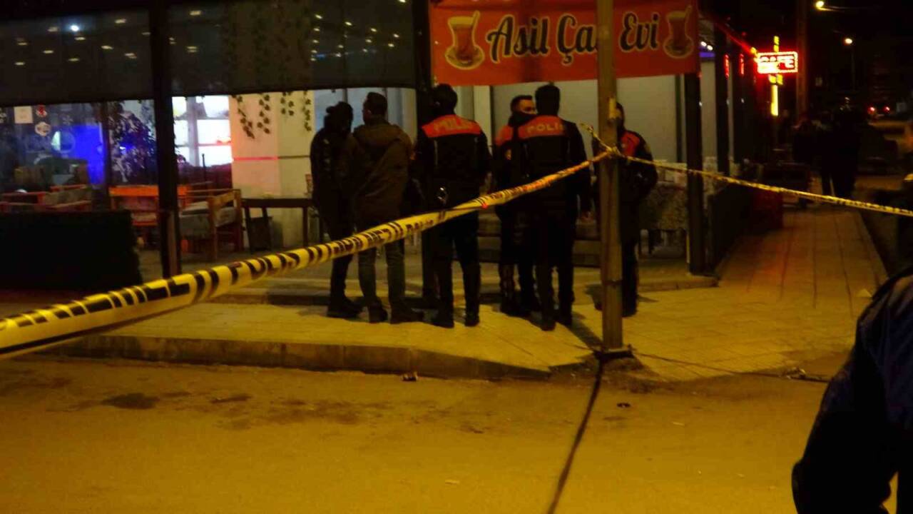 Çorum’da kahvehanedeki husumetlisine silahla ateş açan şahıs 5 kişiyi vurdu.