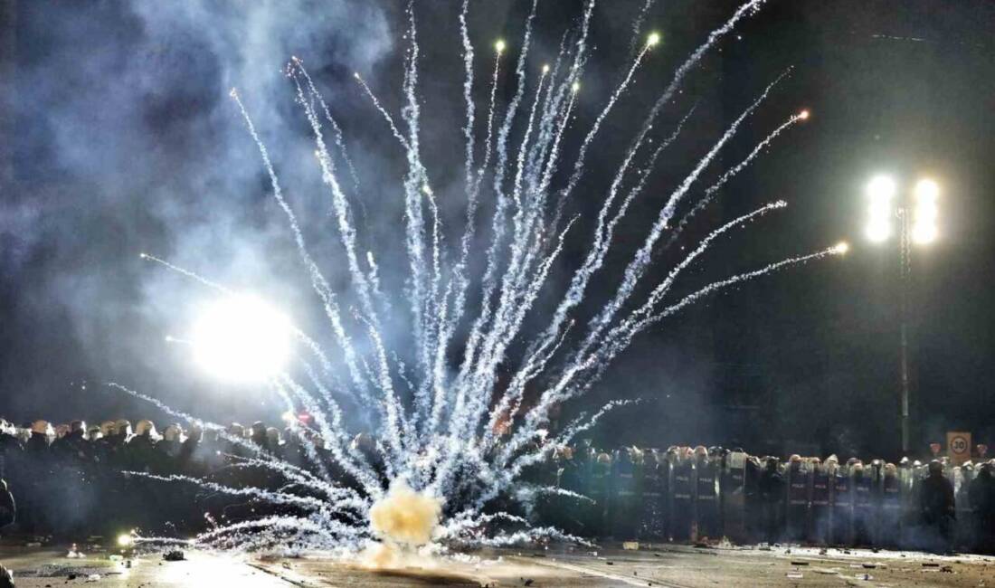 İstanbul'da, İstanbul Büyükşehir Belediyesine yönelik soruşturmaları protesto eden bir grup,