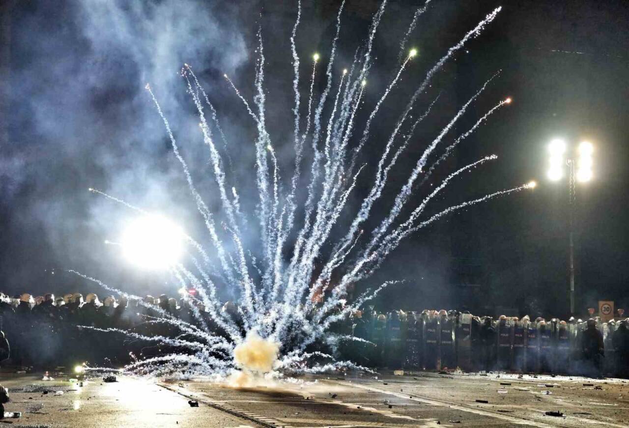 İstanbul'da, İstanbul Büyükşehir Belediyesine yönelik soruşturmaları protesto eden bir grup,