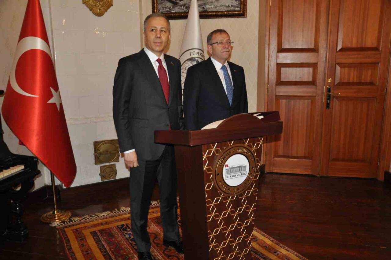 İçişleri Bakanı Ali Yerlikaya birtakım ziyaretlerde bulunmak üzere Kars’a geldi.