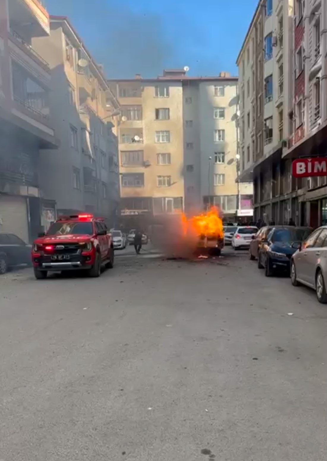 Iğdır’da seyir halindeki ticari araç alev alev yandı. Alınan bilgiye