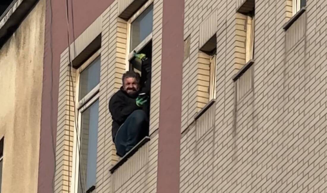 Hakkari’nin Yüksekova ilçesinde bir binanın 5. katına çıkarak intihar girişiminde