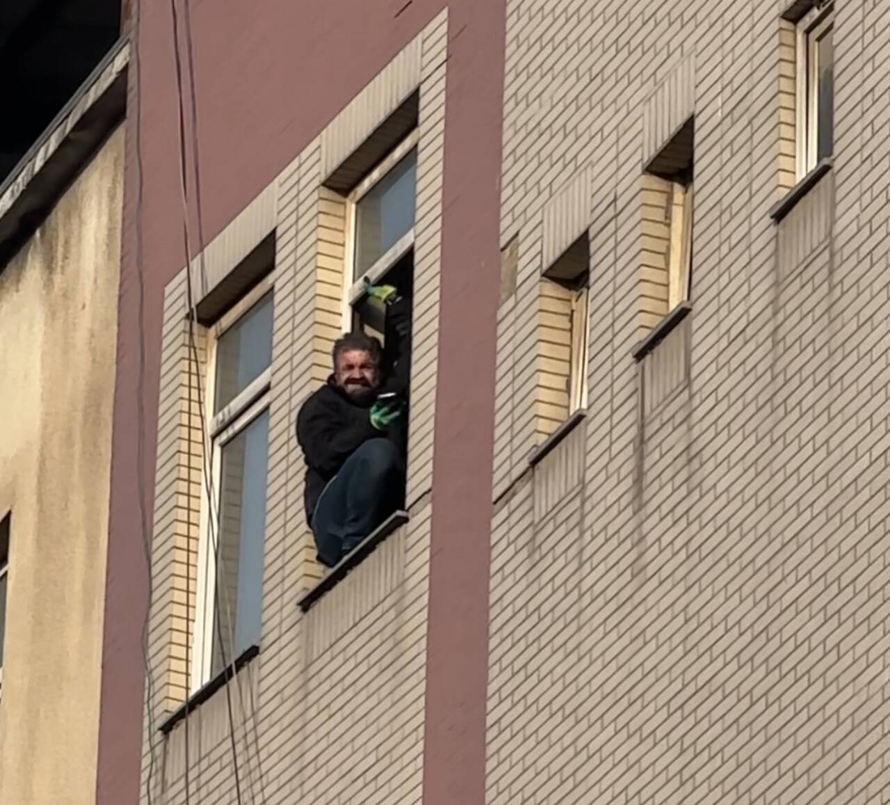 Hakkari’nin Yüksekova ilçesinde bir binanın 5. katına çıkarak intihar girişiminde