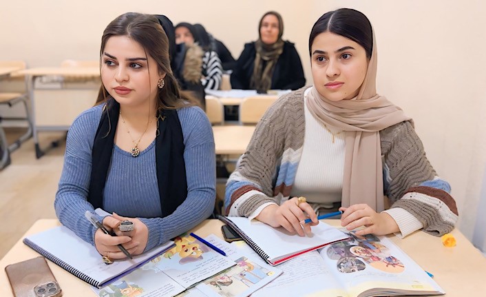 Hakkari’nin Yüksekova ilçesinde düzenlenen okuma yazma kurslarında, ilçedeki vatandaşların yanı