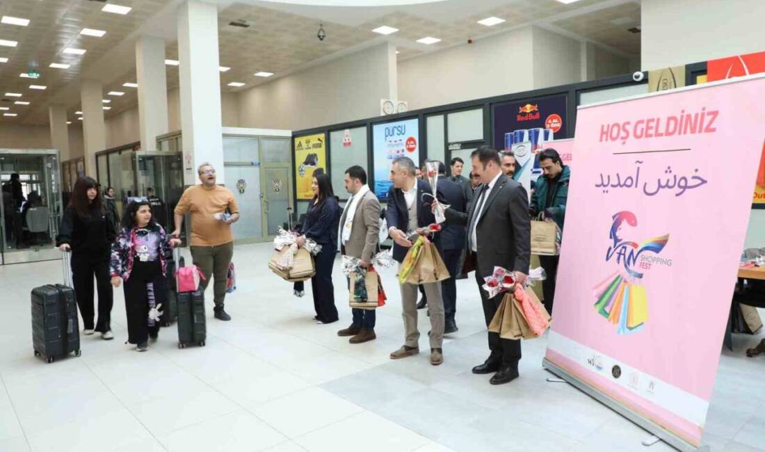 İran'dan Türkiye'ye gelen turistler, Van'ın Saray ilçesindeki Kapıköy Gümrük Kapısı'ndan