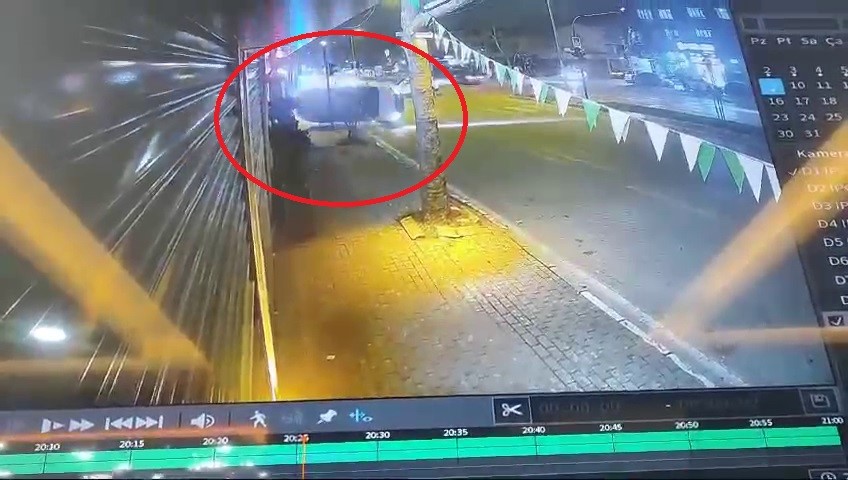 Bursa’da kırmızı ışıkta geçen hafif ticari araç önce direğe, daha