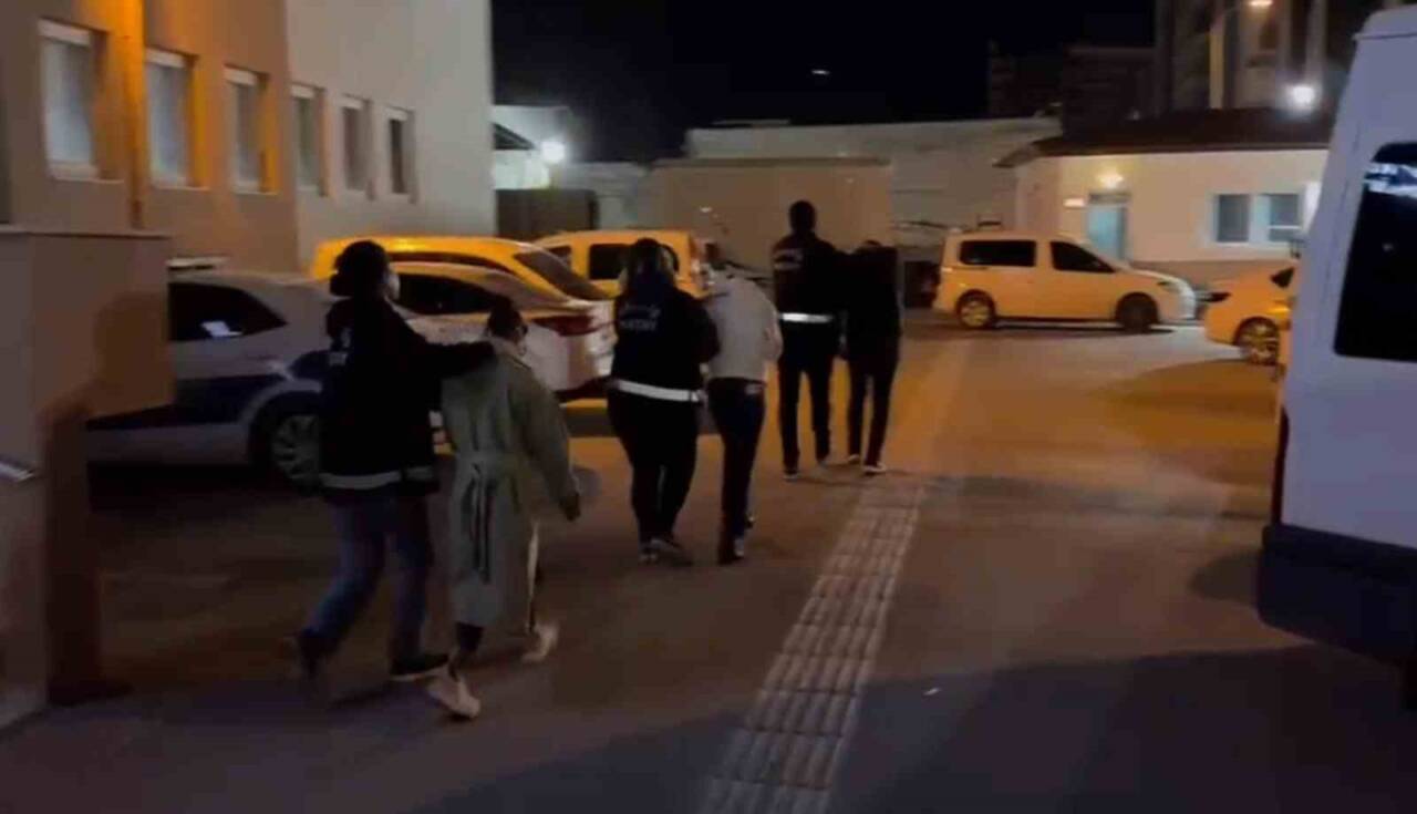 Hatay’ın İskenderun ilçesinde polis ekiplerinin düzenlediği fuhuş operasyonunda 4 kişi