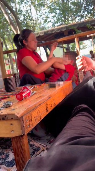 Isparta’da bir kadının çocuğunu dövdüğü anlar cep telefonuyla kaydedildi. Sosyal