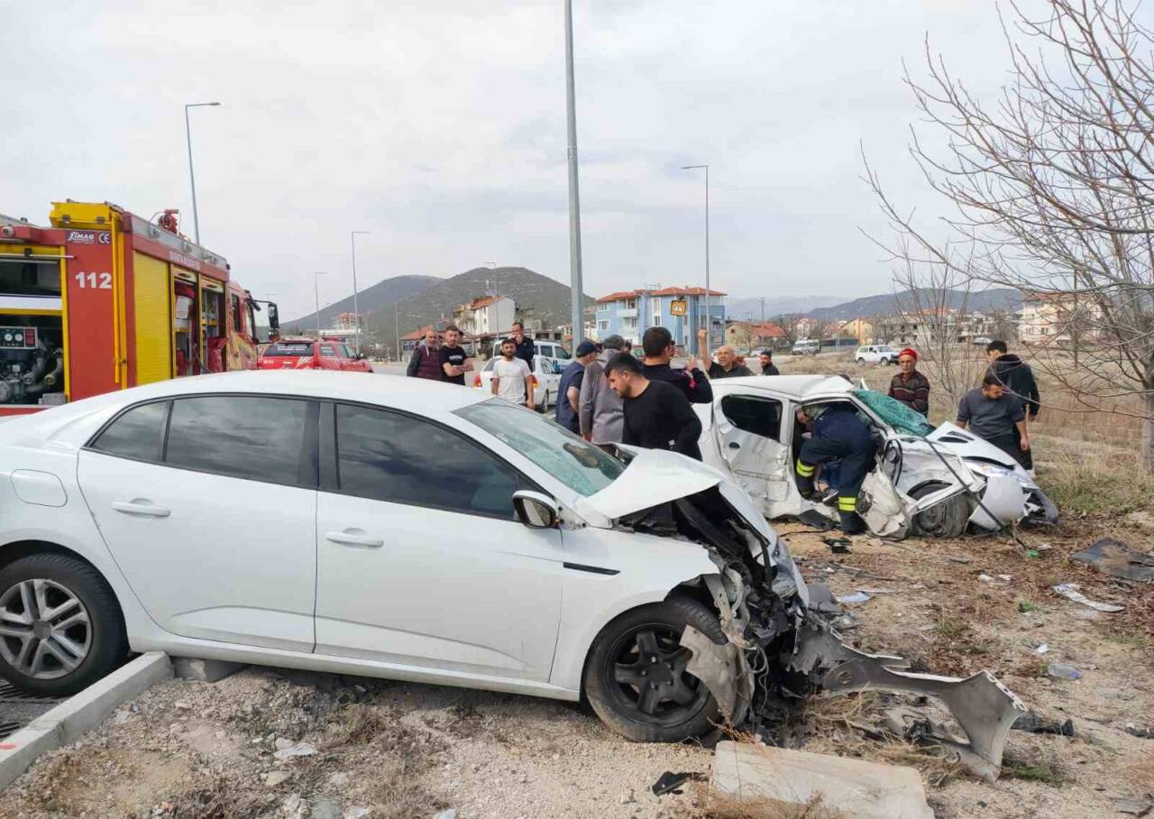 Isparta'da iki aracın çarpıştığı trafik kazasında, Ali Osman Pezer ve