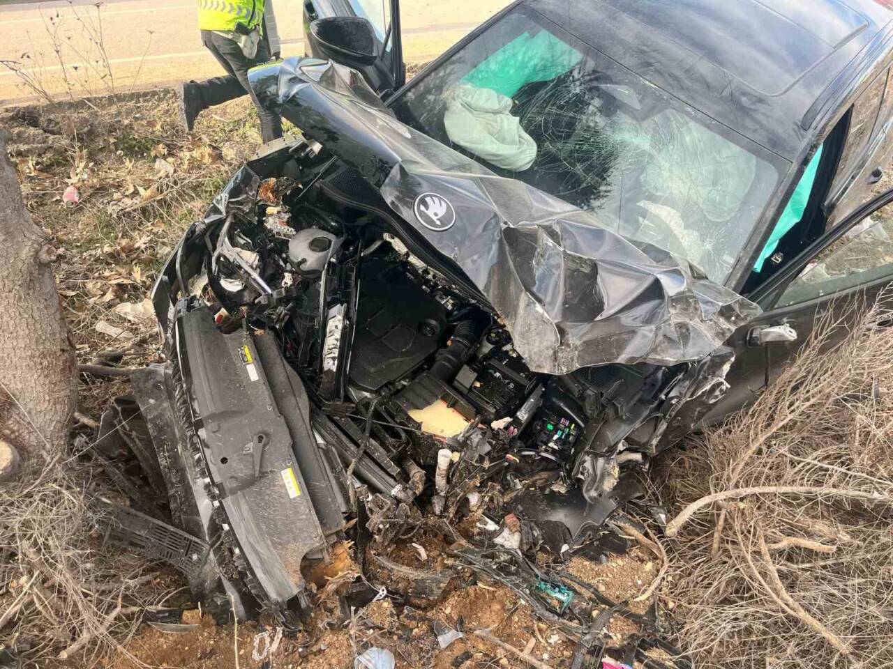 Isparta’da Şarkikaraağaç Belediye Başkanı Ali Göçer’in kullandığı otomobil, kontrolden çıkarak