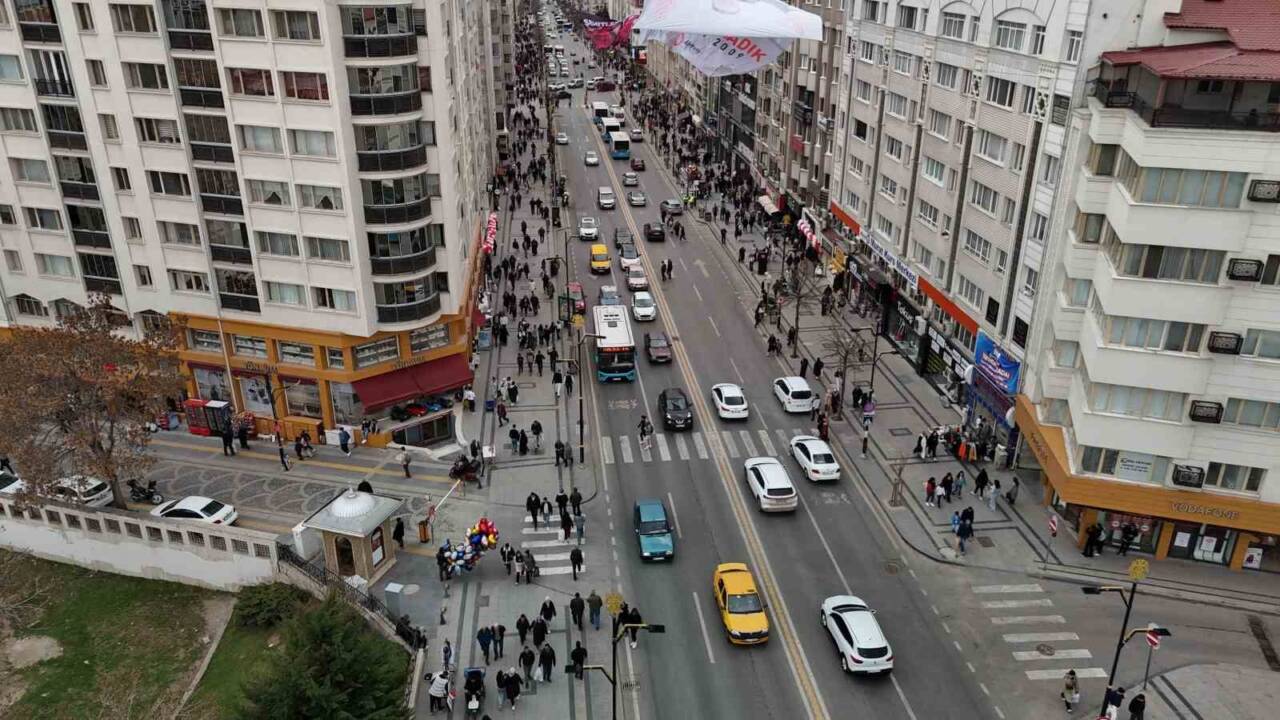 Ramazan Bayramı ile birlikte İstanbul'da yaşayan Sivaslılar, memleketleri Sivas'a akın