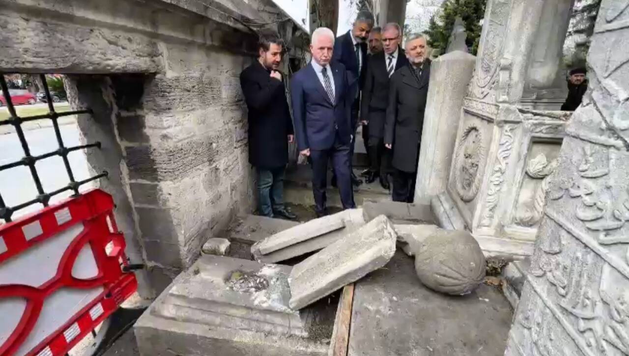 İstanbul Valisi Davut Gül, izinsiz gösteriler sırasında zarar gören Şehzadebaşı