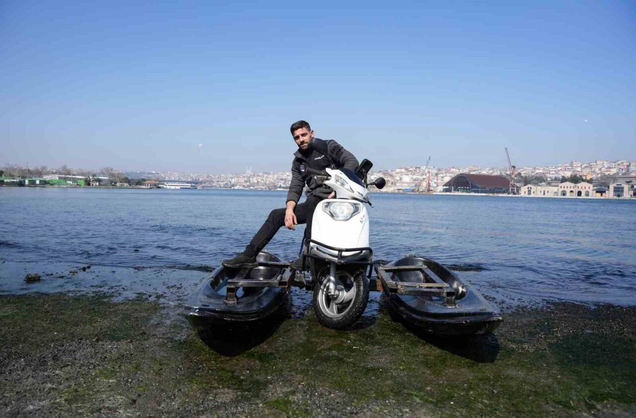 İstanbul’da 24 yaşındaki motosiklet tamircisi Mustafa İrfanoğlu kano ile motosikleti