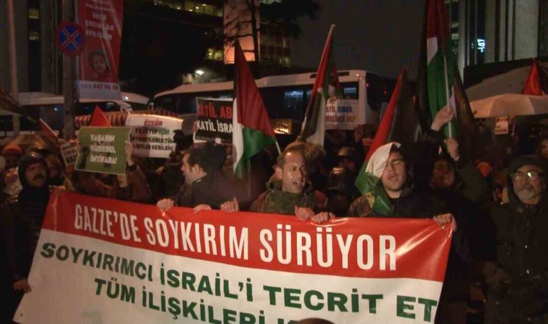 İstanbul'da, Filistin Eylem Komitesi öncülüğünde İsrail Başkonsolosluğu önünde düzenlenen protestoda,
