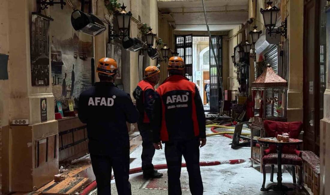 Beyoğlu İstiklal Caddesi'ndeki tarihi Suriye Pasajı'nda çıkan yangın, itfaiyenin hızlı