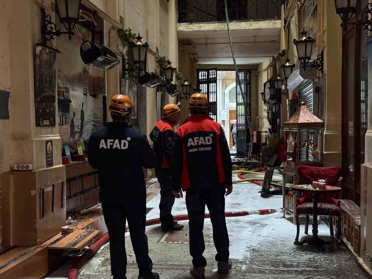 Beyoğlu İstiklal Caddesi'ndeki tarihi Suriye Pasajı'nda çıkan yangın, itfaiyenin hızlı