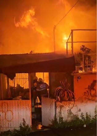 İzmir’in Karabağlar ilçesinde bir ev alevlere teslim oldu. Büyük panik