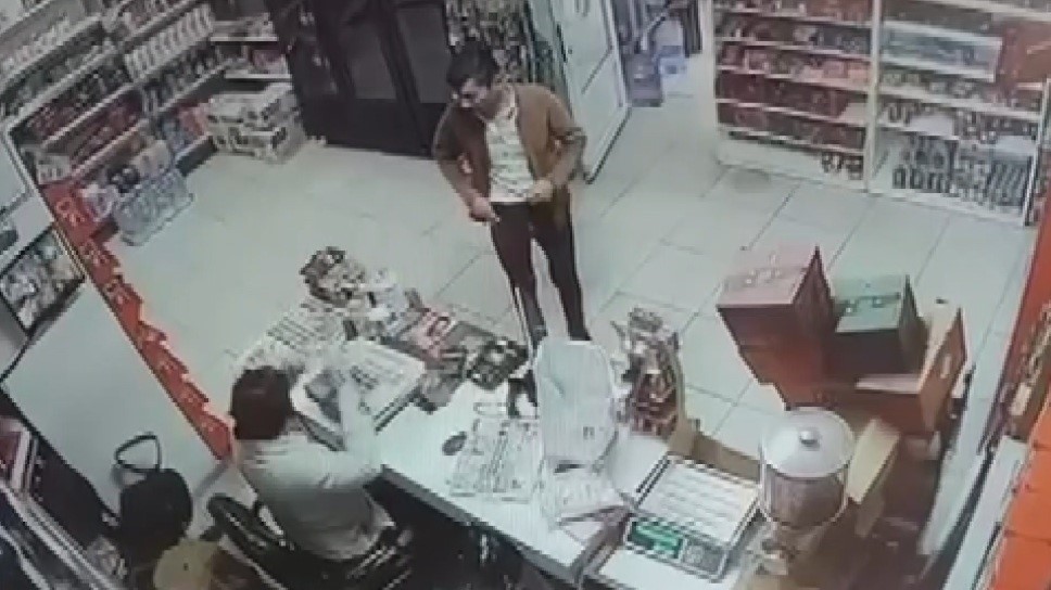 İzmir’de markete alışveriş yaparken kasada bulunan kadına cinsel organını gösteren