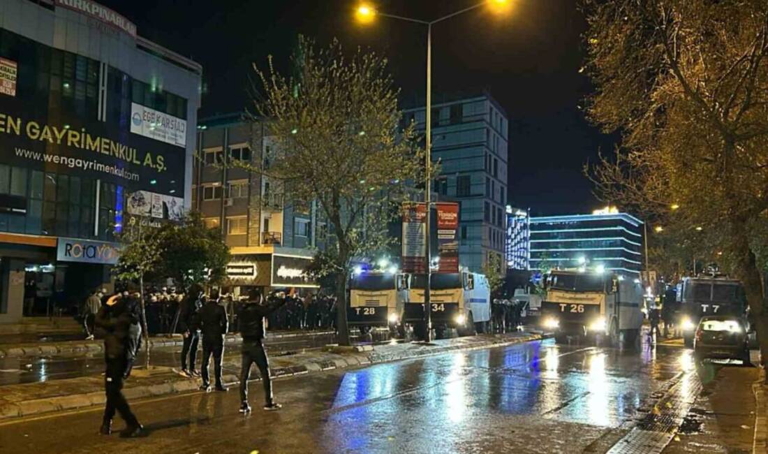 İzmir'de, İstanbul Büyükşehir Belediye Başkanı Ekrem İmamoğlu'nun gözaltına alınmasının ardından