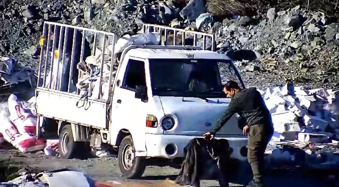 Avcılar’da kaçak moloz dökümü yapan 3 şahıs yakalanmamak için plakayı