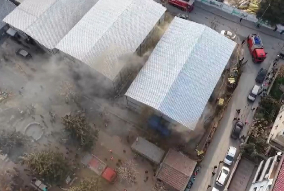 Kahramanmaraş’ta inşaat işçilerinin kaldığı konteynerlerde çıkan yangın, itfaiye ekiplerinin müdahalesiyle