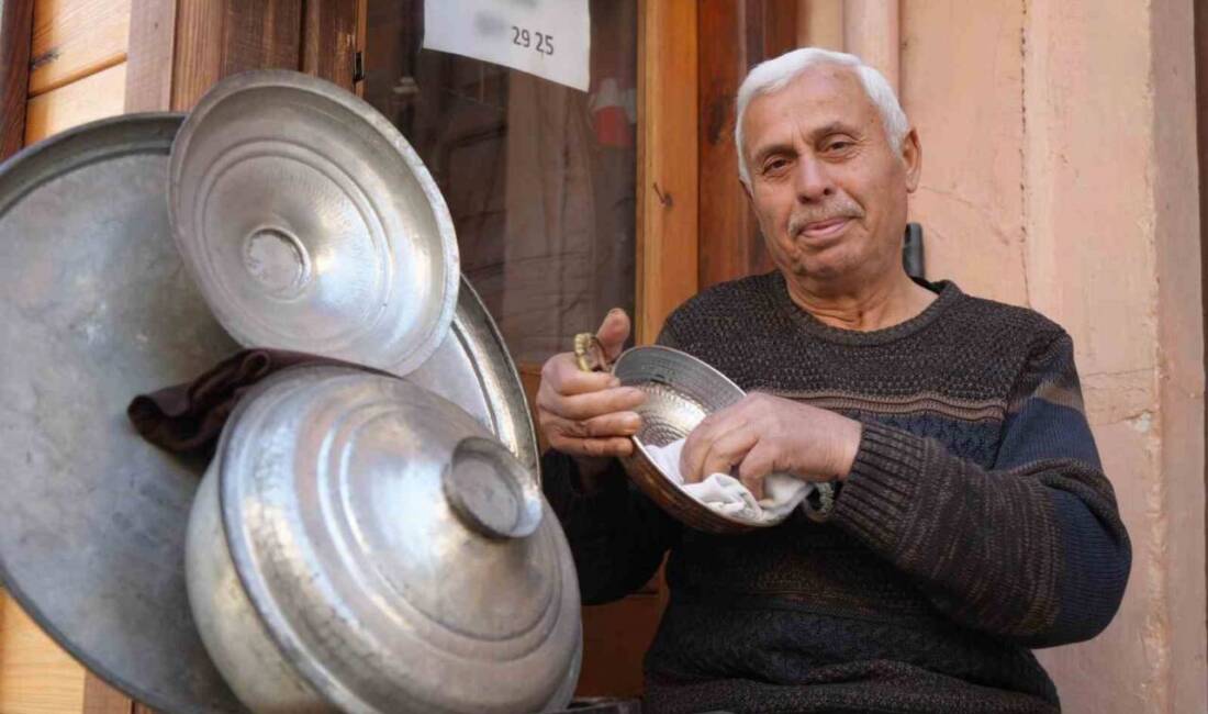 Samsun’da 45 yıldır kalaycılık mesleğini yaşatan usta Muzaffer Öztürk (64),