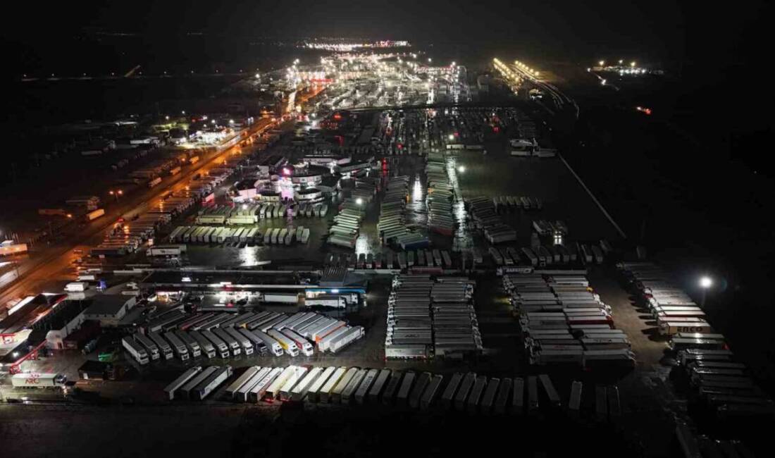 Edirne’de Kapıkule Sınır Kapısı’nda parklarda bekleyen yüzlerce tır sürücüsü ailelerinde