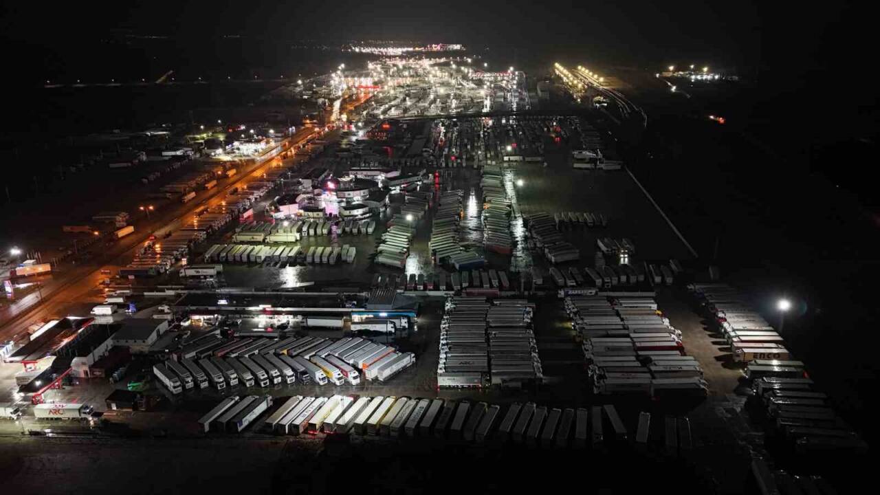 Edirne’de Kapıkule Sınır Kapısı’nda parklarda bekleyen yüzlerce tır sürücüsü ailelerinde