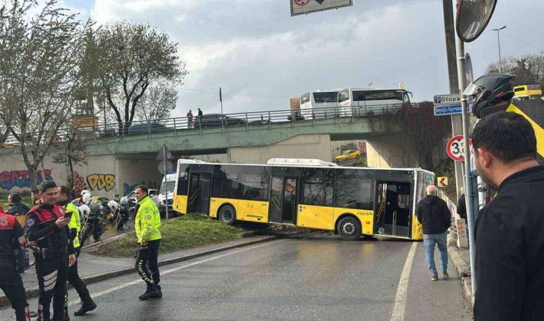 Beyoğlu Karaköy'de, kaygan yolda kontrolden çıkan İETT otobüsü refüjü geçerek