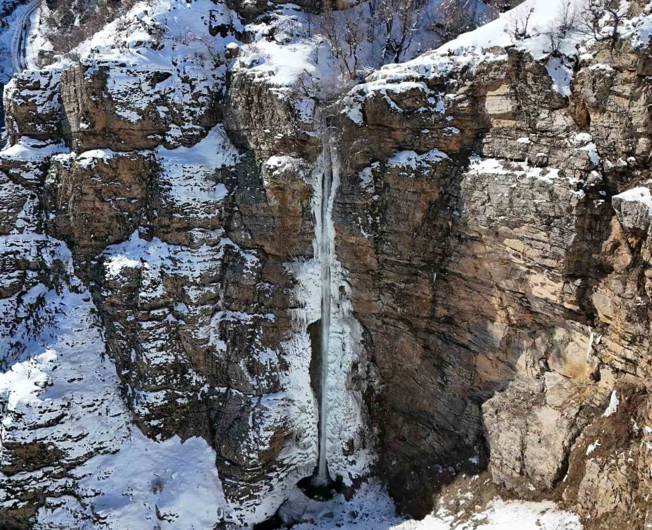 Bitlis’in Mutki ilçesinde bulunan ve karlar arasında adeta bir inci