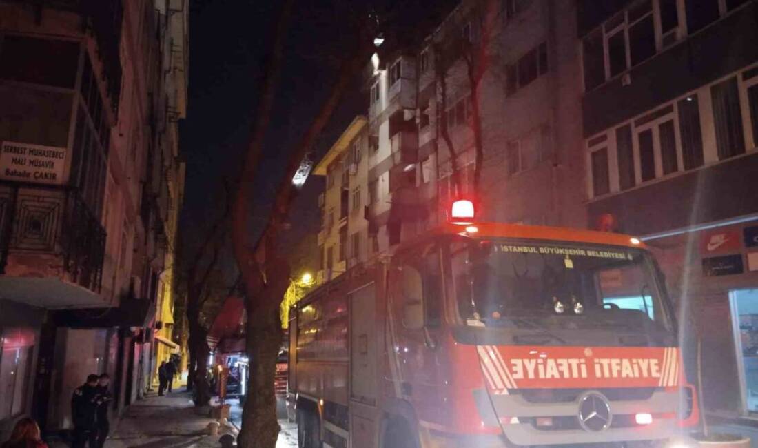 Kartal’da 6 katlı boş bir binanın çatısında meydana gelen yangın