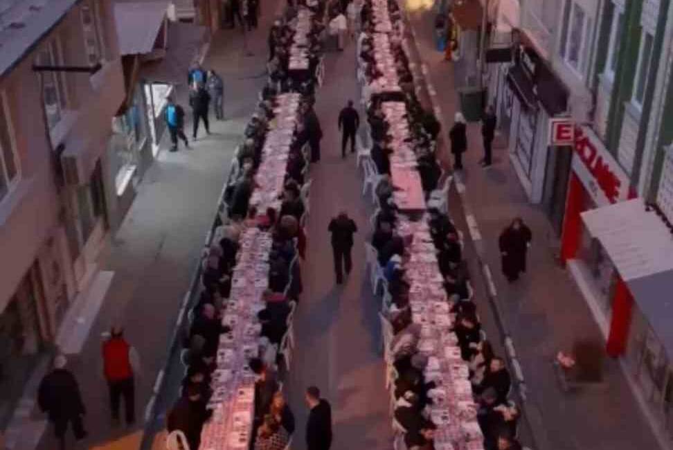 Bursa’nın Osmangazi ilçesi Zafer ve Namıkkemal Mahallesi’nde oturan gençler, 2