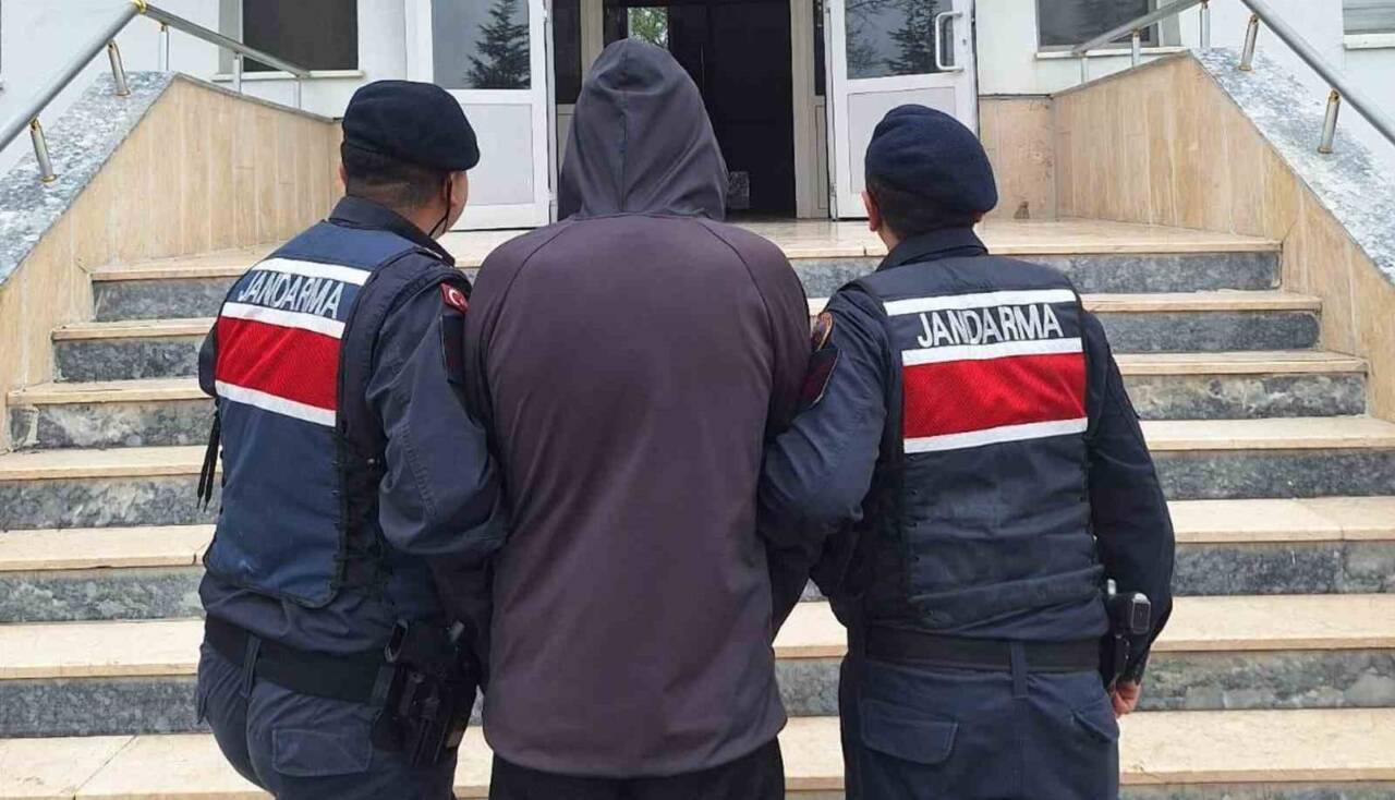 Kırıkkale'de jandarma, çeşitli suçlardan aranan M.U. (43) ve B.V. (36)