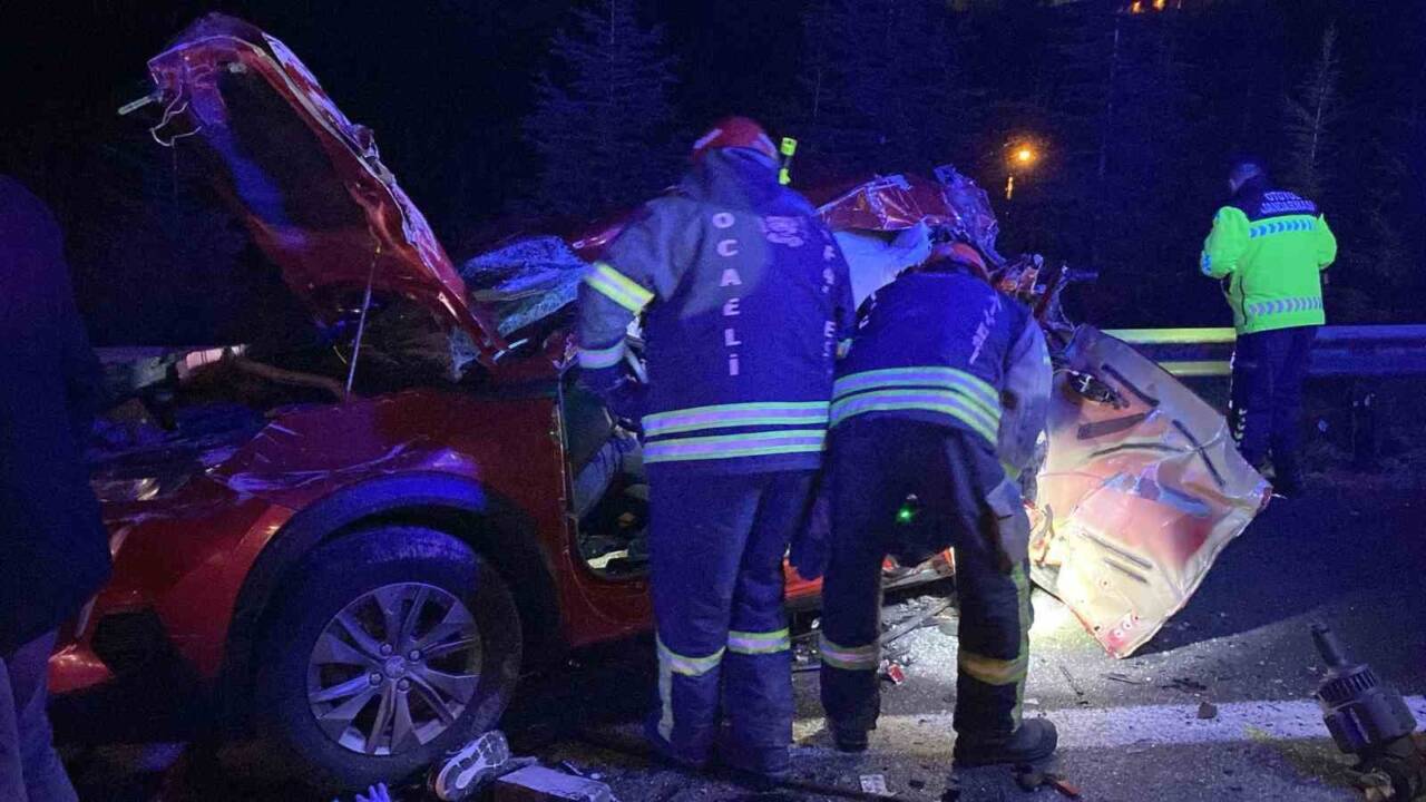 Kocaeli'nde TEM Otoyolu'nda meydana gelen zincirleme kazada 4 tır ve