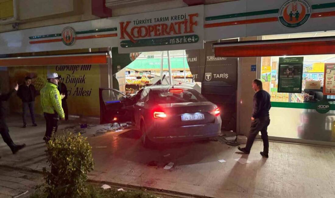 Tekirdağ’ın Çerkezköy ilçesinde kontrolünden çıkan otomobil, kaldırımda yürüyen 3 kişiye