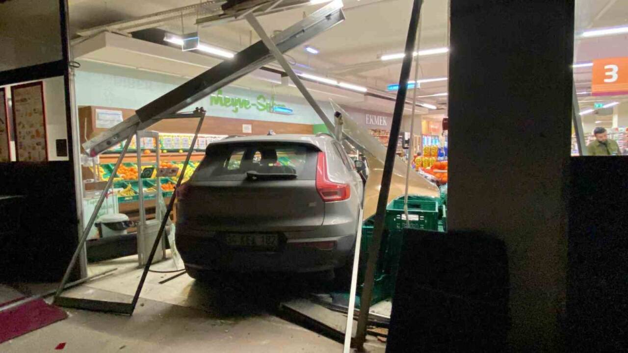 Kocaeli’nin Kartepe ilçesinde sürücüsünün kontrolünden çıkan otomobil, marketin sebze reyonuna