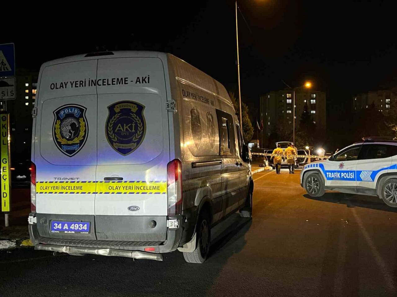 Küçükçekmece’de polis ekiplerince şüpheli bir araçta yapılan aramada 3 silah,