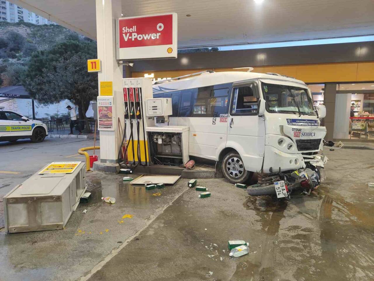 Kuşadası'nda alkollü sürücü K.L. (32), bir tartışmanın ardından minibüsüyle akaryakıt