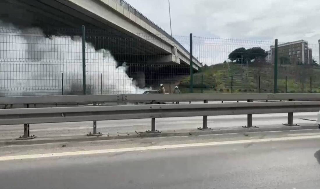 Üsküdar’da D-100 karayolunda BMW marka otomobil alevlere teslim olurken, yol