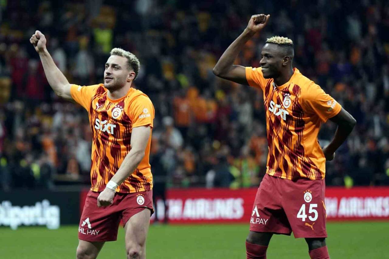 Galatasaray’da, Antalyaspor maçının ardından Victor Osimhen ile Barış Alper Yılmaz,