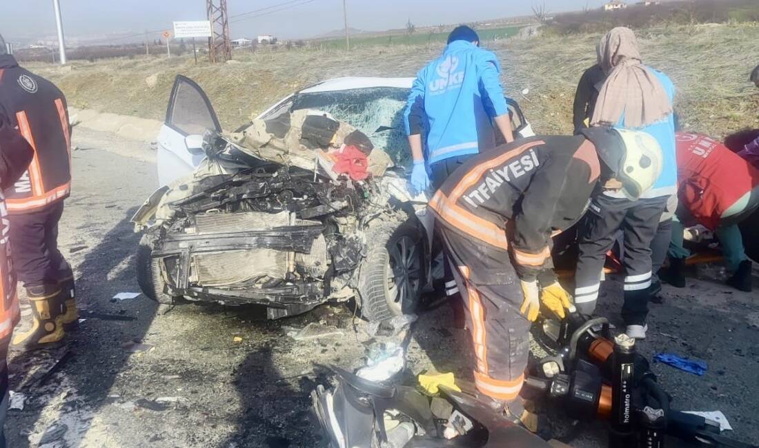 Malatya-Elazığ karayolunda otomobilin tıra çarpması sonucu meydana gelen kazada aynı