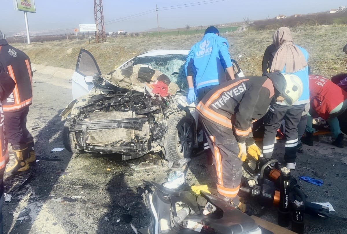 Malatya-Elazığ karayolunda otomobilin tıra çarpması sonucu meydana gelen kazada aynı