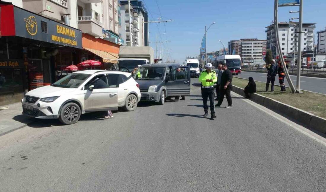 Malatya’da üç aracın karıştığı trafik kazasında 1 kişi yaralandı. Kaza,