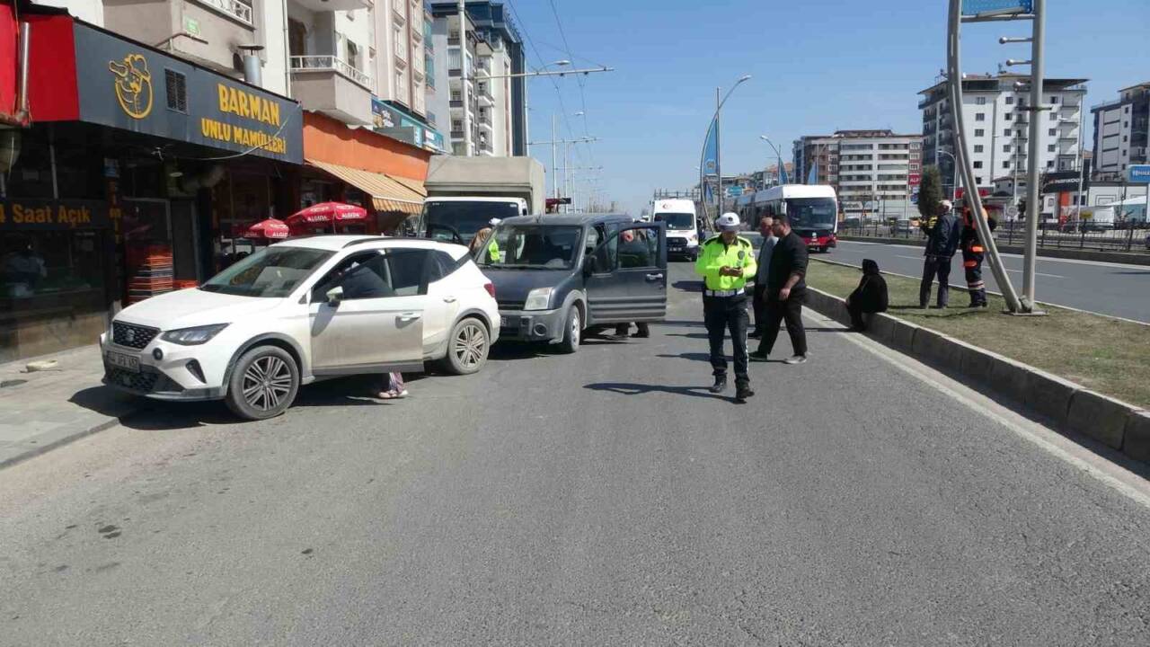 Malatya’da üç aracın karıştığı trafik kazasında 1 kişi yaralandı. Kaza,