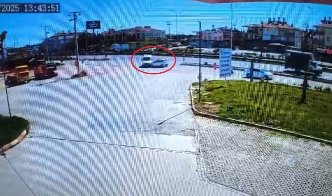 Antalya'nın Manavgat ilçesinde zırhlı banka aracı ile otomobilin çarpışması sonucunda