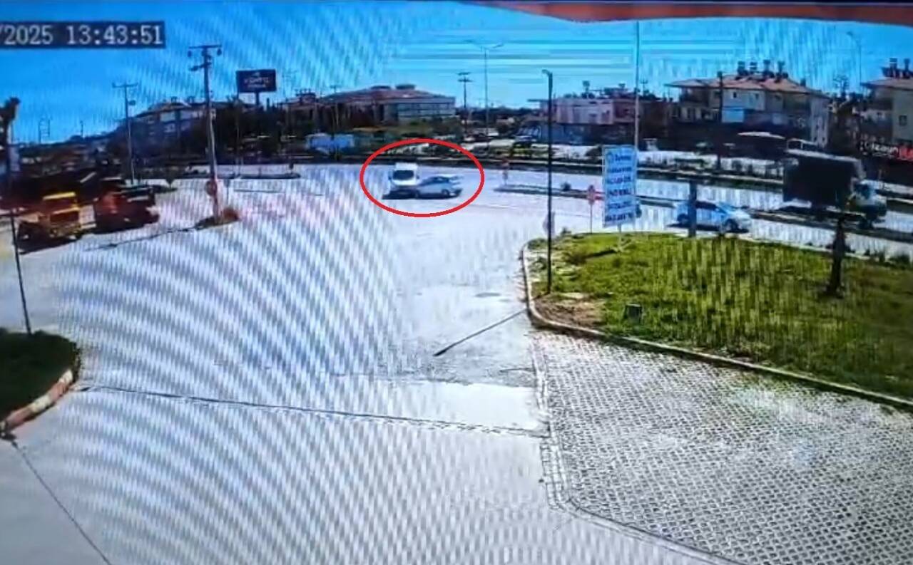 Antalya'nın Manavgat ilçesinde zırhlı banka aracı ile otomobilin çarpışması sonucunda