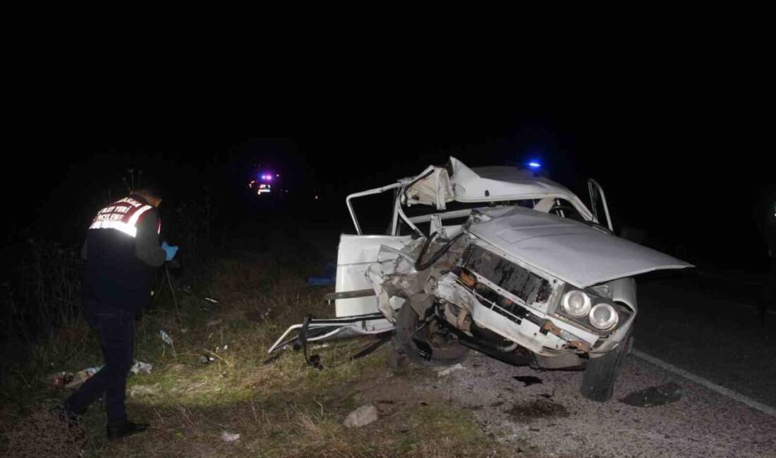 Manisa’nın Salihli ilçesinde otomobilin kamyona arkadan çarpması sonucu meydana gelen