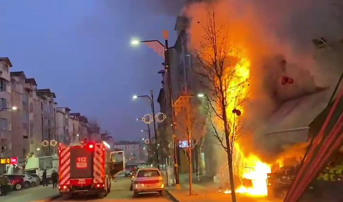 Sivas’ta iftar vakti bir markette çıkan yangın paniğe neden oldu.