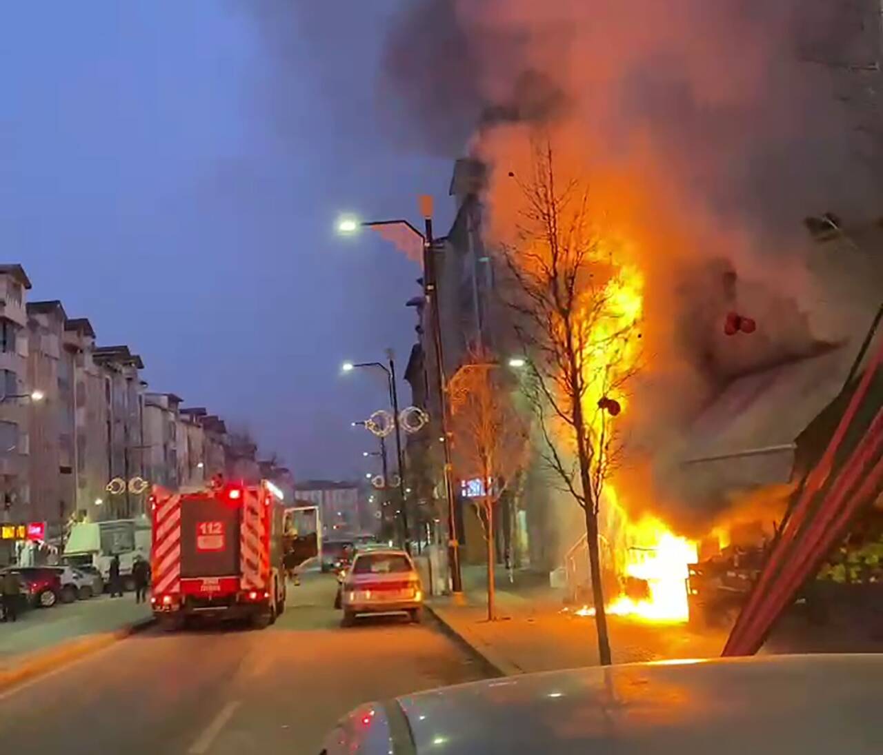 Sivas’ta iftar vakti bir markette çıkan yangın paniğe neden oldu.